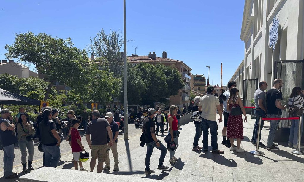 Riders haciendo cola para entrar a la Fabrica Llobet-Guri