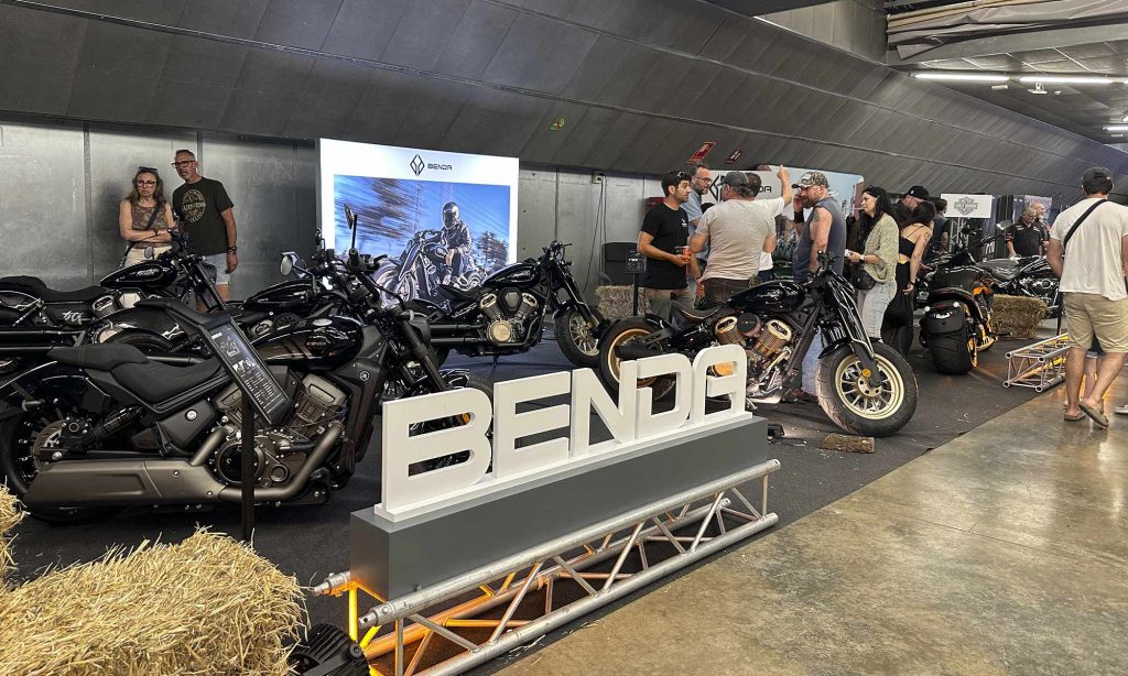 Stand de Benda custom premium con motorizaciones 125cc, 250cc, 500cc y 700cc.