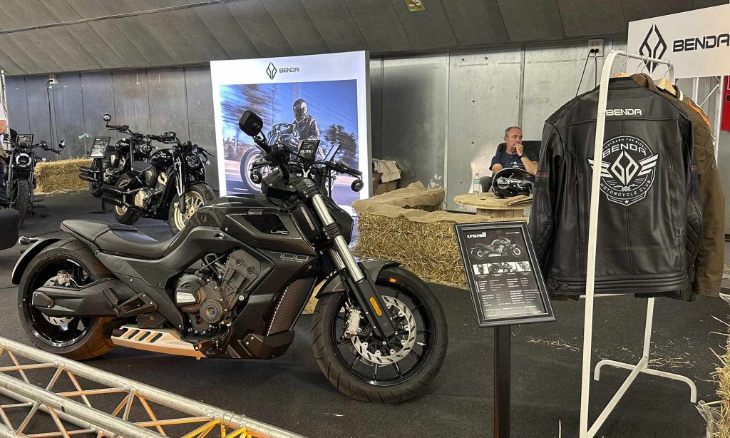 Benda Cruiser 700 expuesta en el stand oficial.
