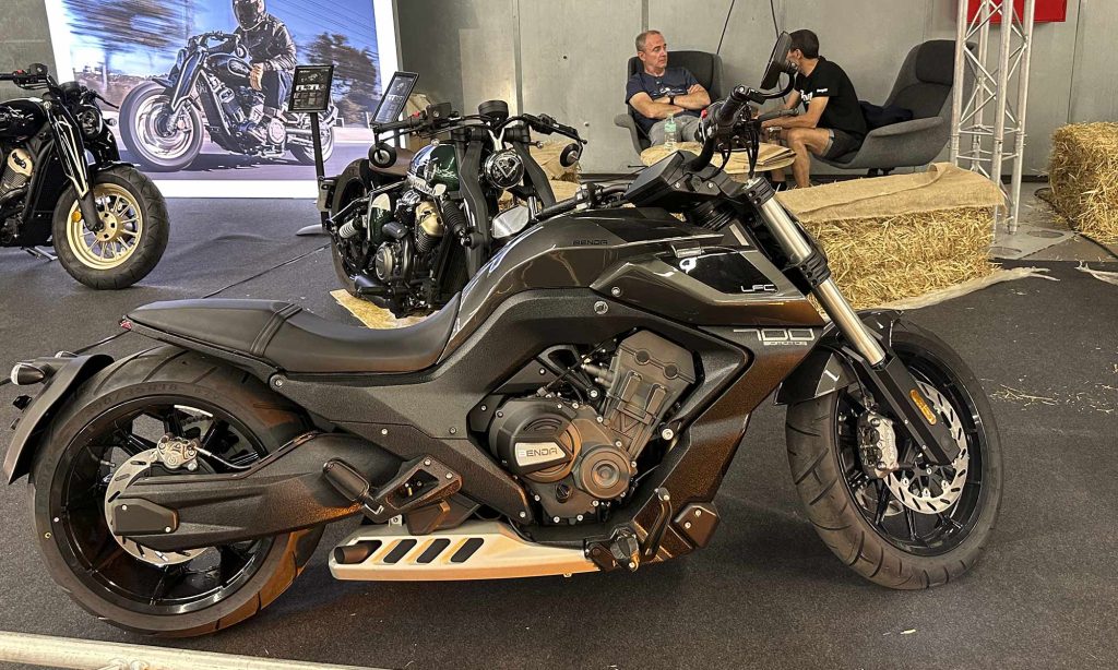 La Benda Cruiser 700 una de las sorpresas del evento por sus dimensiones de rueda de origen, suspensión neumática, etcétera.