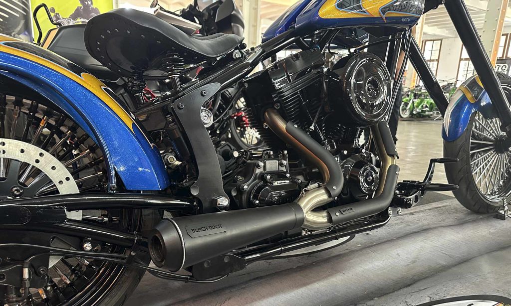 Chopper customizada con Zodiac catalogo de recambios Harley Davidson, con escape 2 en 1 Black Duck Tech.