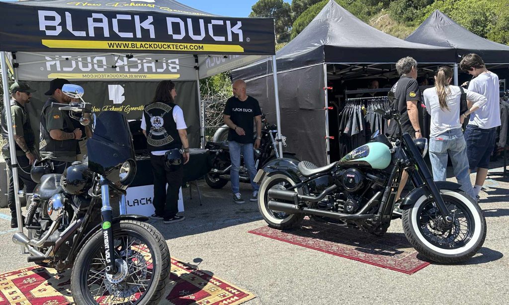 Stand de Black Duck Tech con nuestros escapes montados en dos Harleys