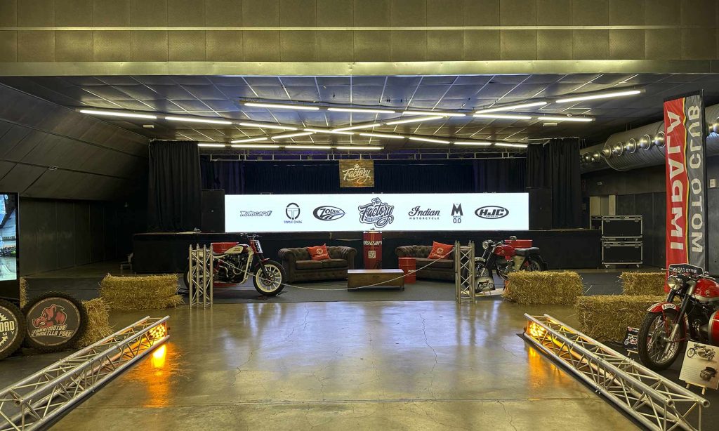 Salón de la moto con entrevistas y ponencias durante el evento.