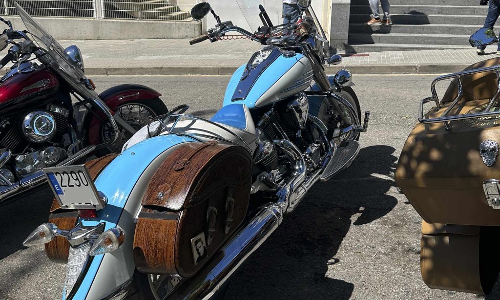 Moto aparcada en los alrededores de un visitante