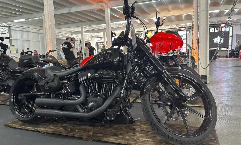 Harley customizada toda en negro, neumatico trasero ancho, customizacion realizada por Espacio Harley Barcelona.