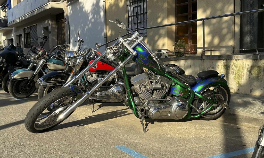 Chopper aparcada en los alrededores de un visitante