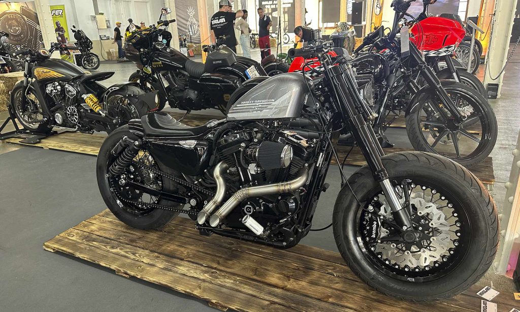 El custom Harley europeo con suspensiones invertidas y racing traseras, concepto Harley europeo para el uso diario.