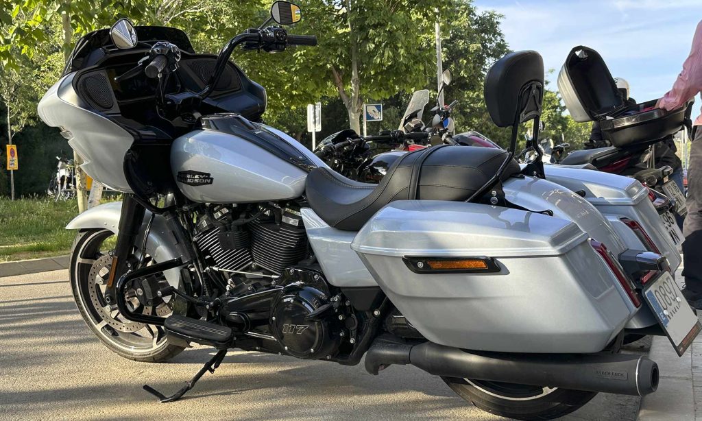 Touring con escapes Black Duck aparcada en los alrededores