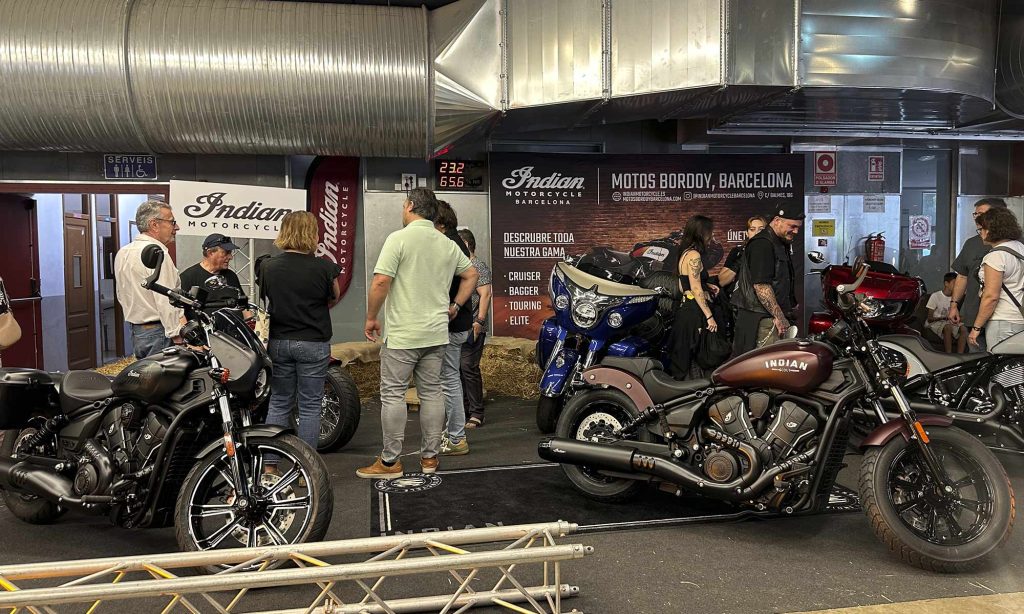 Stand de Indian Motorcycles en el The Factory Bike Fest con interesados en las nuevas motos Indian.