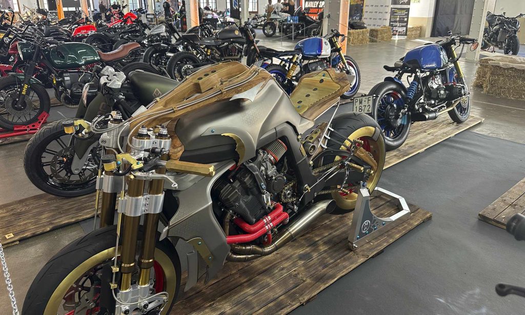 customización impresionante en madera, doble suspensión delantera