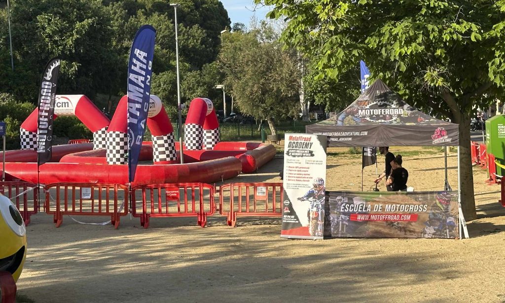 Zona exterior de Motoffroad Academy con test drive de motos de prueba