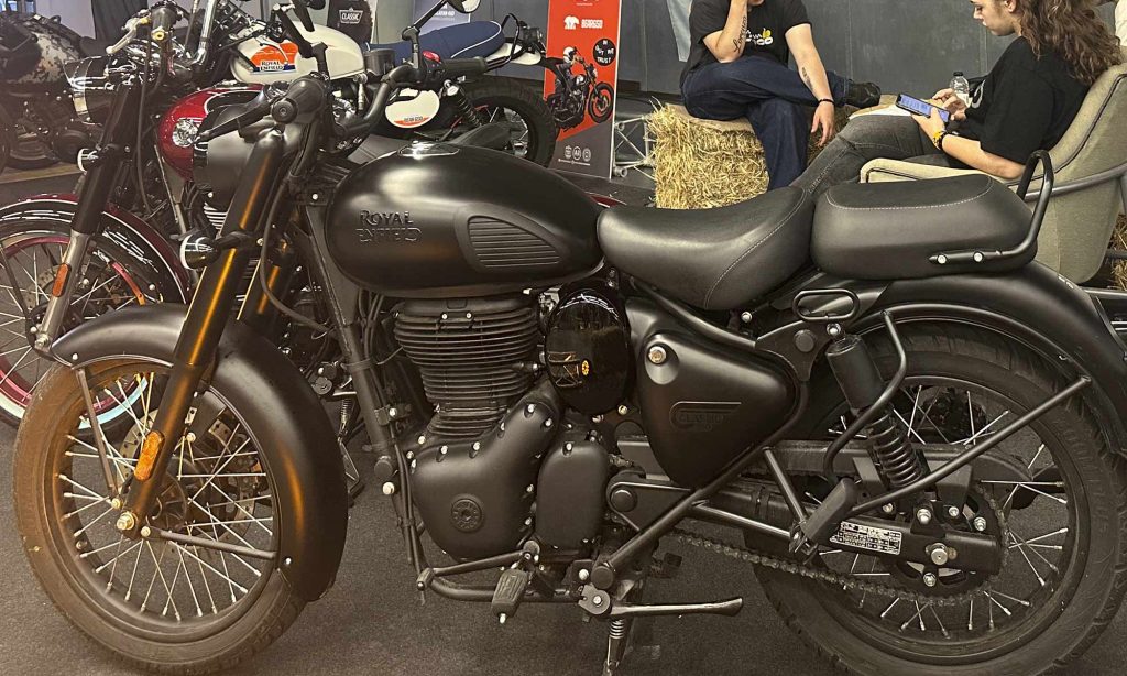 Royal Enfield nos recuerda que la cultura custom europea también puede construirse desde motos sencillas y funcionales para el dia a dia