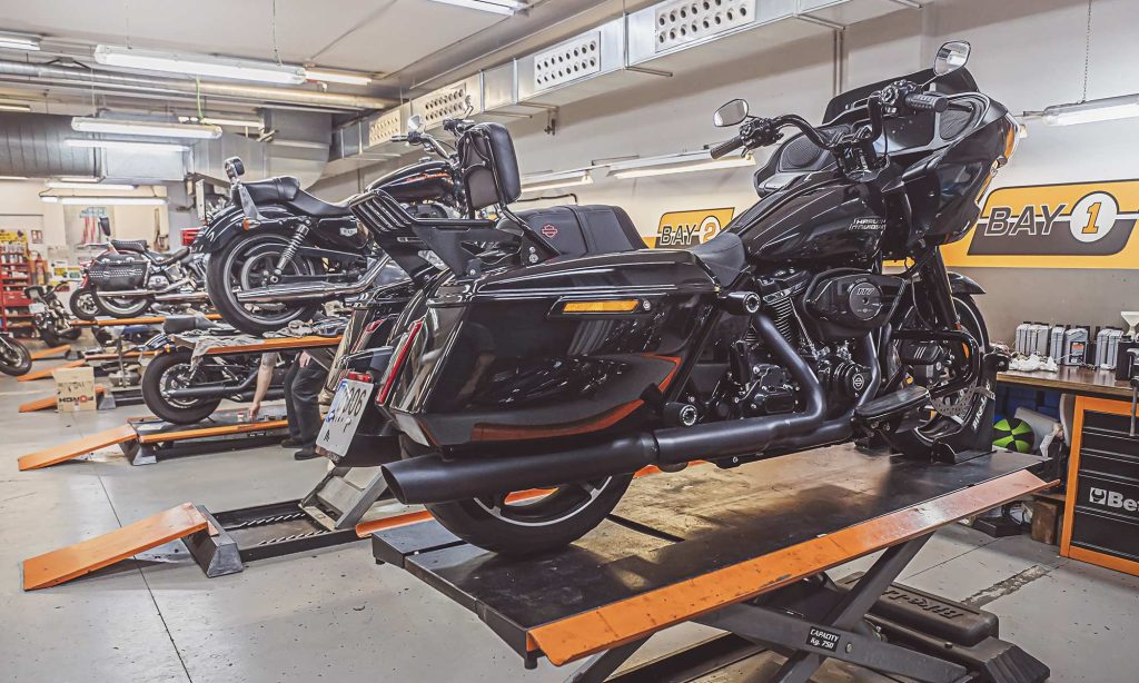 Taller especializado Harley Davidson revisando motos para viaje largo.