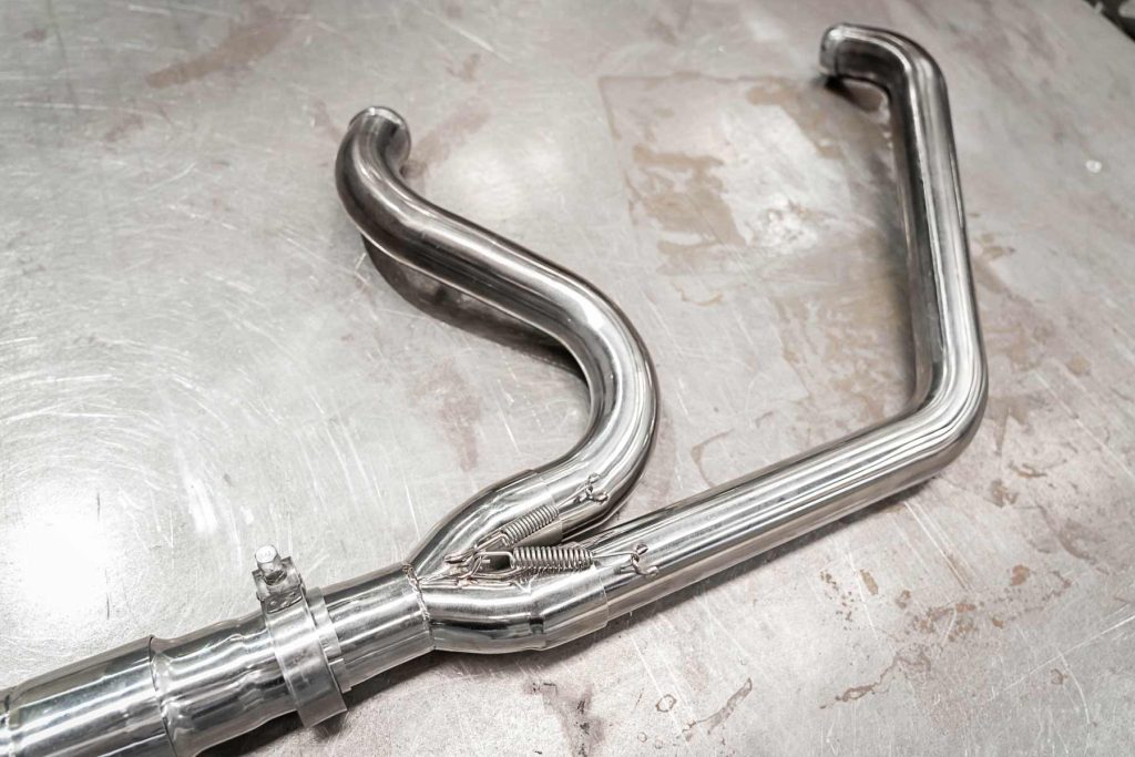 Sistema de escape completo para Harley fabricado por Black Duck Tech.