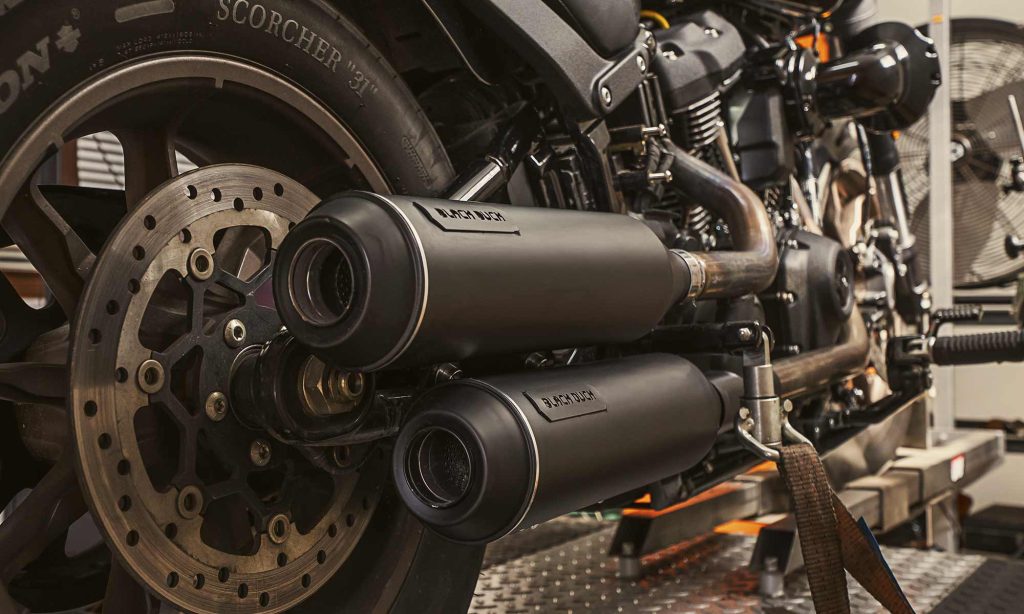 Que cambia al cambiar escapes en una Harley