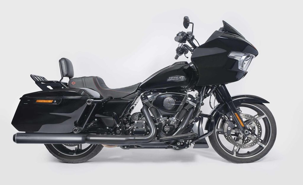 Harley Touring con escapes 2 en 2 de Black Duck Tech.