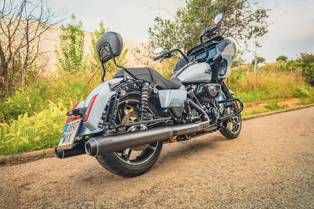Escapes 2 en 2 Black Duck para Harley Davidson Touring, perspectiva sin maletas moto entera.