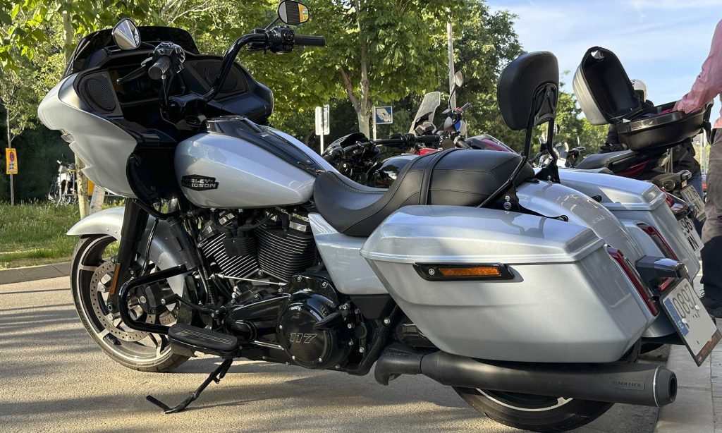 Escapes Black Duck Tech 2 en 2 con acabado cerámico negro instalados en una Harley-Davidson Touring.