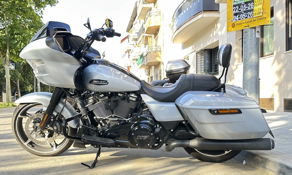 Harley-Davidson Touring con escapes Black Duck Tech 2 en 2 integrados bajo las maletas.